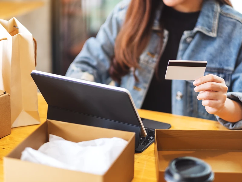 E-commerce mobile app preview